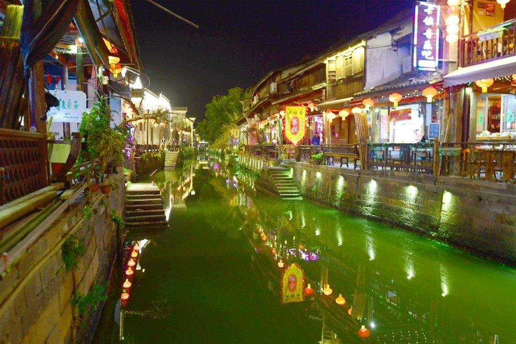 重庆一溶洞地下河中发现濒危物种红点齿蟾